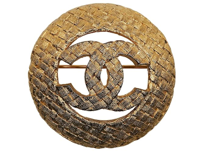 Chanel Broche CC Or Métal Plaqué or Doré  ref.1177909