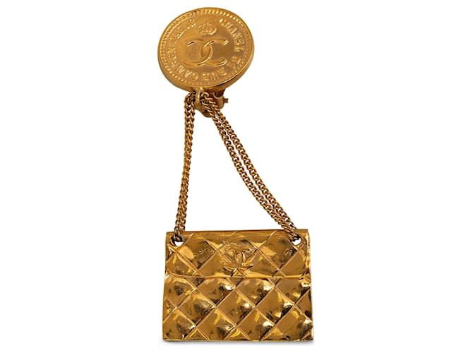 Chanel Gold Quilted Flap Bag CC Brosche Golden Metall Vergoldet  ref.1178976