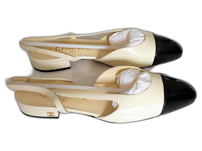 Sandali slingback di Chanel Bianco Beige Pelle verniciata  ref.1179566