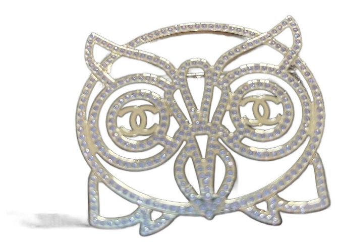 Broche de coruja Chanel com cristais rosa Prata