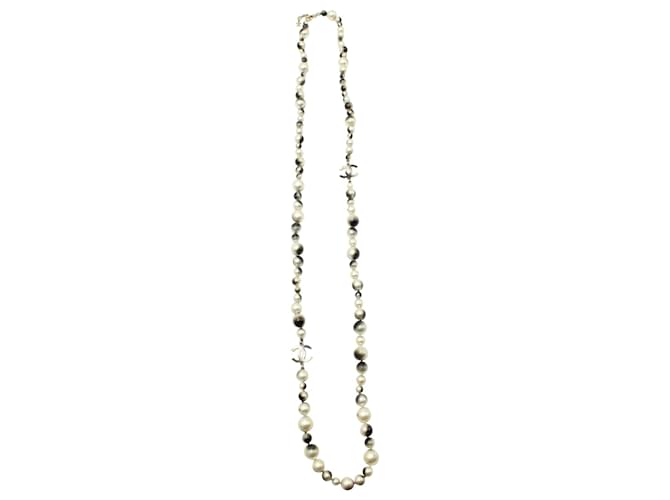 Collier long Chanel en fausses perles en fausses perles blanches Synthétique Écru  ref.1179987