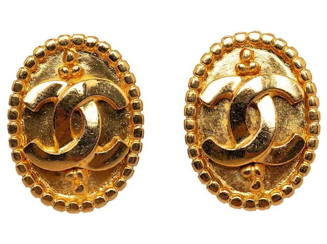 Chanel Gold CC Clip On Earrings Golden Metal Gold-plated  ref.1180042