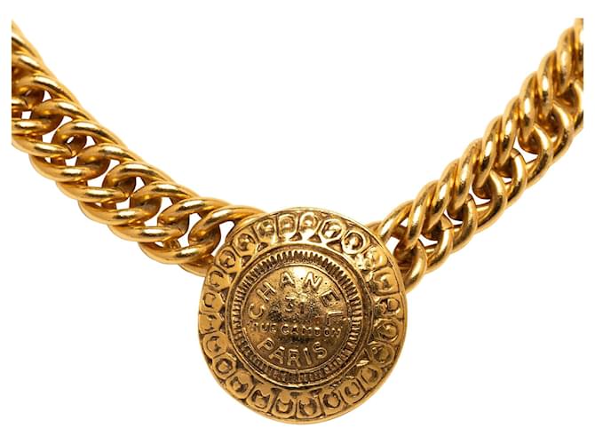 Collier pendentif médaillon CC doré Chanel Métal Plaqué or  ref.1180081