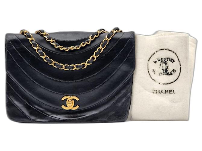 Timeless Chanel Bolsa de ombro com aba redonda acolchoada com fita Preto Couro  ref.1180098