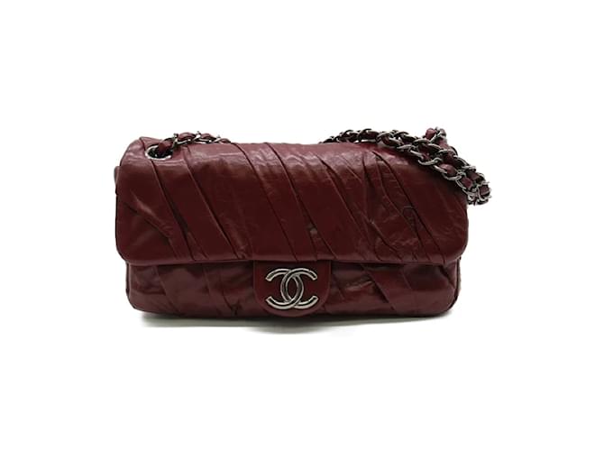 Chanel Bolsa com aba média torcida vitrificada CC Vermelho Couro  ref.1181027