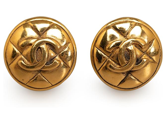 Boucles d'oreilles à clip matelassées CC dorées Chanel Métal Plaqué or  ref.1181254