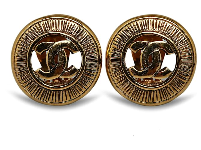Chanel Gold CC Clip On Earrings Golden Metal Gold-plated  ref.1181268