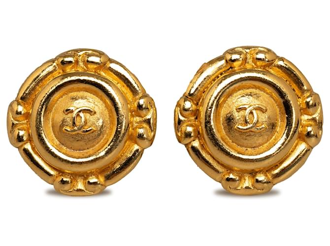 Chanel Gold CC Clip On Earrings Golden Metal Gold-plated  ref.1181302