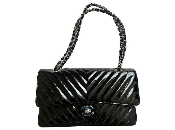 Timeless Bolso Chanel de charol negro chevron