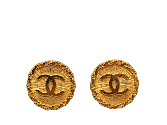 Boucles d'oreilles à clip Chanel CC dorées Plaqué or  ref.1181938