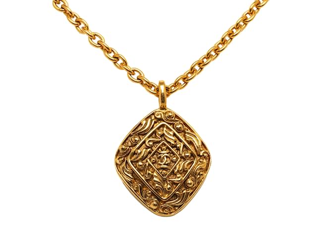 Gold Chanel CC Pendant Necklace Golden Metal  ref.1181939