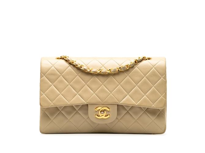 Bolso de hombro con solapa y forro de piel de cordero clásico mediano Chanel beige Cuero  ref.1181978