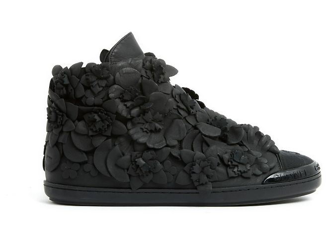 Chanel Mittelhohe schwarze Camelia-Sneaker, EU38