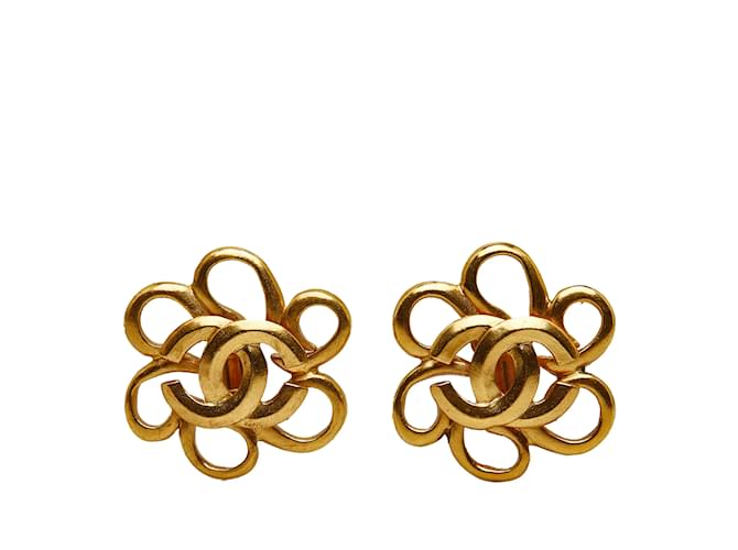 Boucles d'oreilles à clip Chanel CC dorées Plaqué or  ref.1182116
