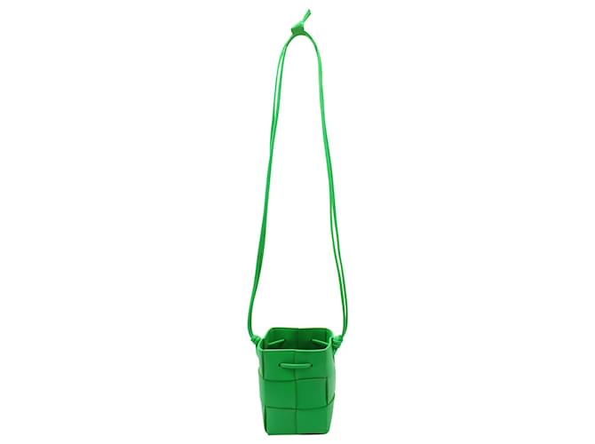 Bolsa balde mini cassete Bottega Veneta em couro verde  ref.1182758