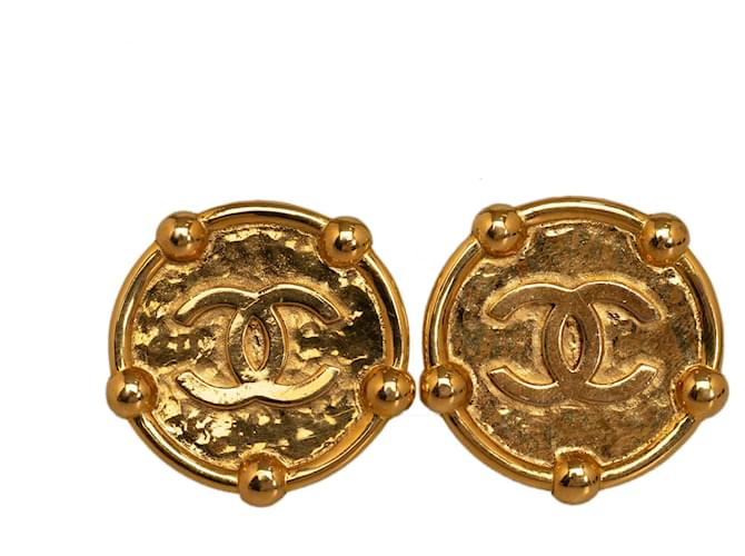 Chanel Gold CC Clip On Earrings Golden Metal Gold-plated  ref.1182884