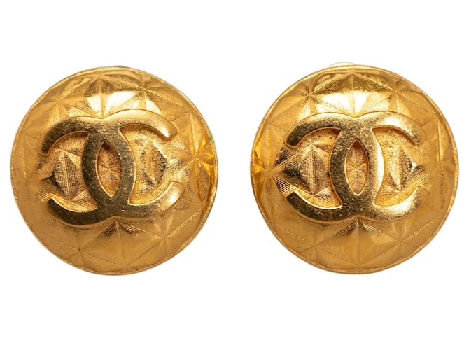Chanel Gold CC Clip On Earrings Golden Metal Gold-plated  ref.1182894