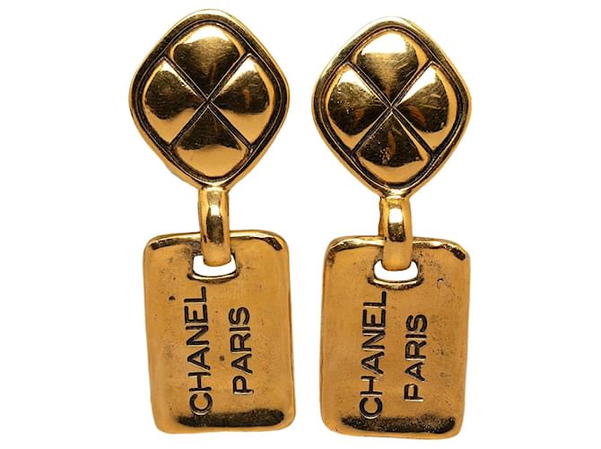 Boucles d'oreilles pendantes avec plaque logo dorée Chanel Métal Plaqué or  ref.1184479