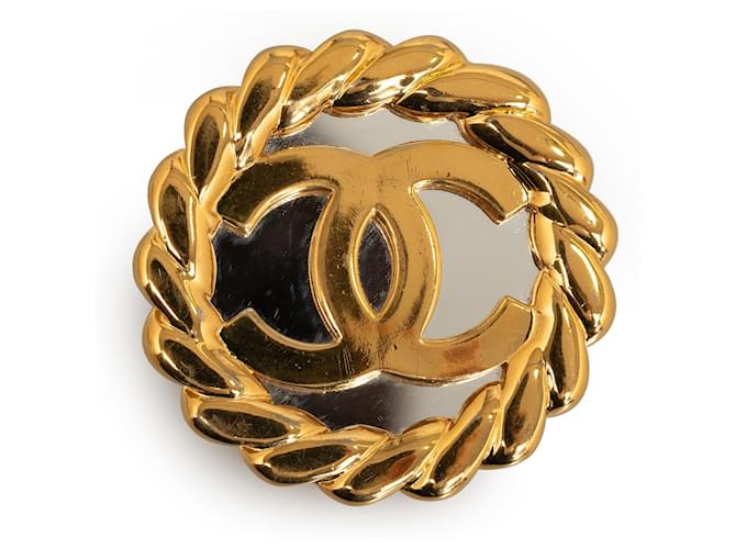 Chanel Gold CC Runde Brosche Golden Metall Vergoldet  ref.1184553