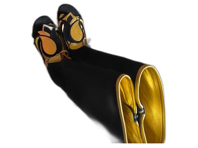 Botas Prada em pele de cervo pretas e douradas Preto