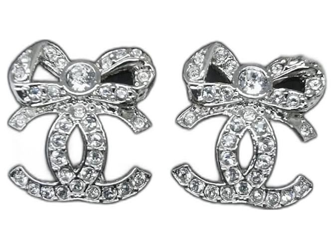 Chanel earrings ribbon with CC logo Silvery Metal  ref.1188940