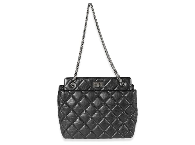 Chanel Reedición de bolso tote de compras de piel de becerro envejecida acolchada en negro Cuero  ref.1189130