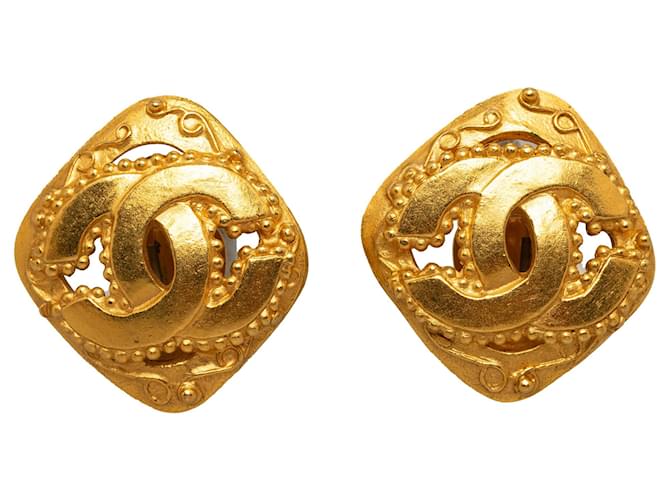 Chanel Gold CC Clip On Earrings Golden Metal Gold-plated  ref.1189562