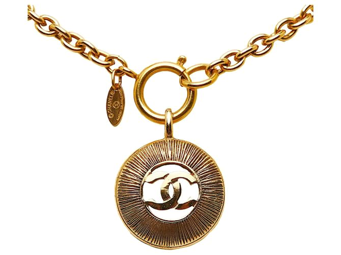 Colar com pingente redondo de ouro CC Chanel Dourado Metal Banhado a ouro  ref.1189570