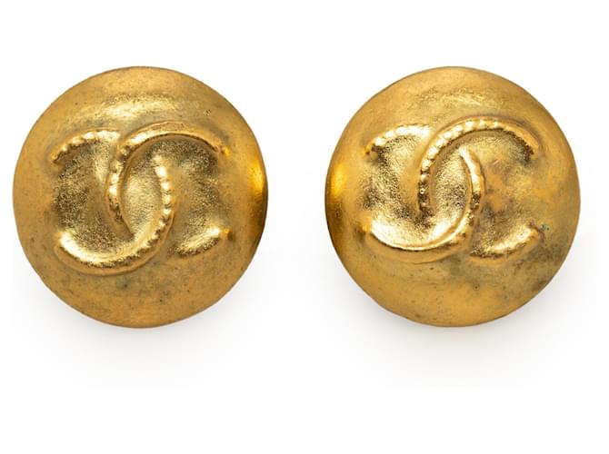 Chanel Gold CC Clip On Earrings Golden Metal Gold-plated  ref.1189574