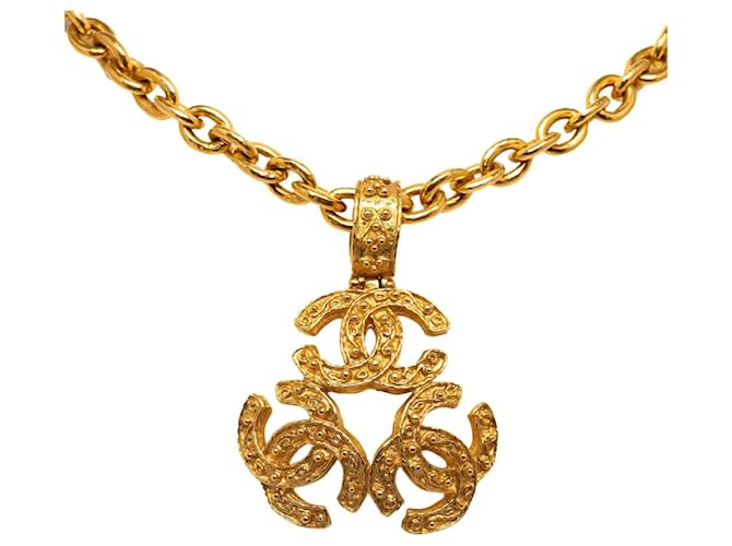 Collier pendentif triple CC en or Chanel Métal Plaqué or Doré  ref.1189579