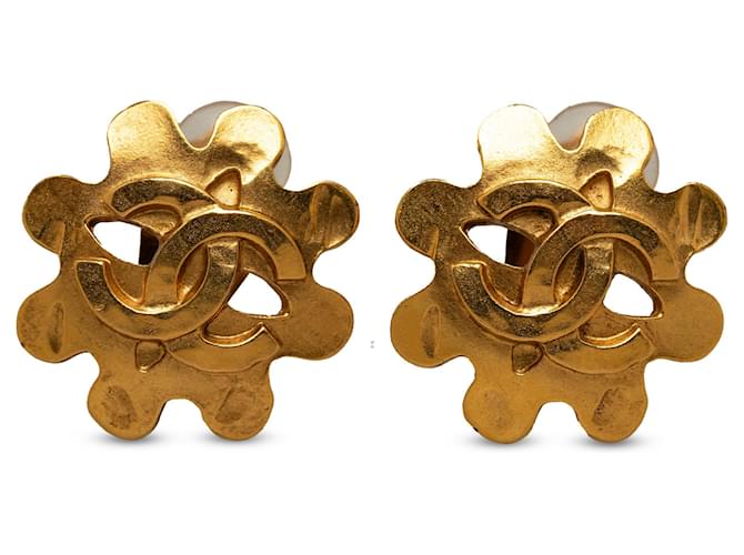 Boucles d'oreilles à clip fleur CC dorées Chanel Métal Plaqué or  ref.1189581