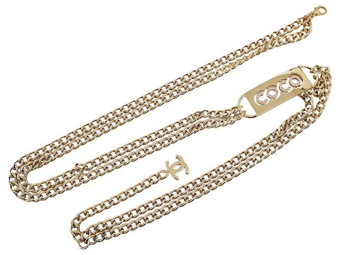 Chanel Cinto de elo de corrente com placa de nome Coco com strass dourado Metal Banhado a ouro  ref.1189600