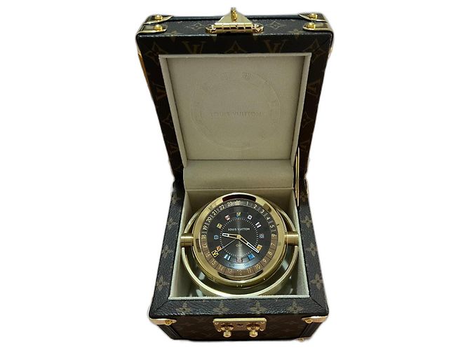 Louis Vuitton Kofferraum-Tischuhr, Quarz, 80MM, stehlen, Monogramm-Leinwand. Braun