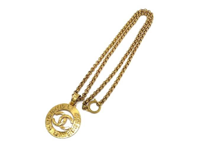 Chanel Collar de cadena con medallón CC Dorado Metal  ref.1190709