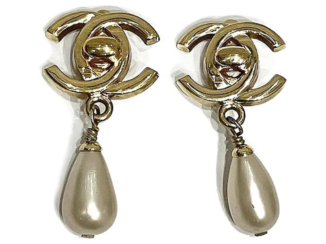 Chanel Boucles d'oreilles pendantes en perles CC 96P Métal Doré  ref.1190715