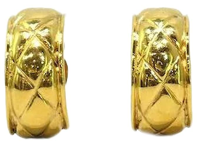 Chanel Boucles d'oreilles à clip vintage Matelasse Métal Doré  ref.1190736