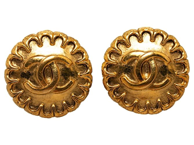 Boucles d'oreilles à clip CC en or Chanel Métal Plaqué or Doré  ref.1190872