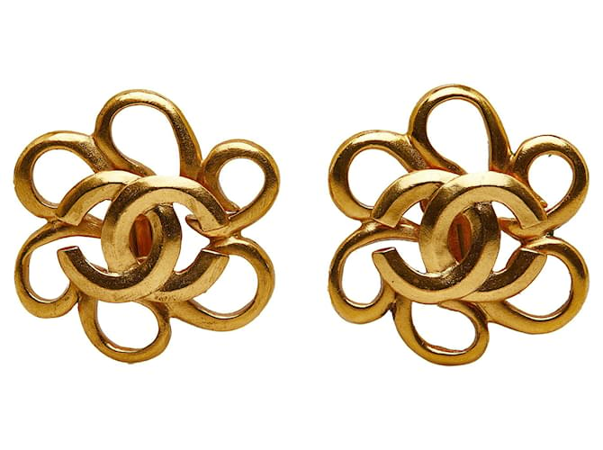 Chanel Gold CC Clip On Earrings Golden Metal Gold-plated  ref.1190883