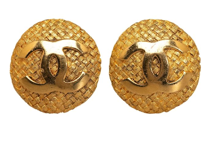 Chanel Gold CC Clip On Earrings Golden Metal Gold-plated  ref.1190896