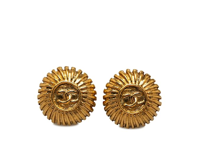 Boucles d'oreilles à clip Chanel CC dorées Plaqué or  ref.1191551
