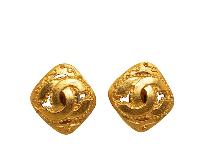 Clipe Chanel CC dourado em brincos Banhado a ouro  ref.1191580