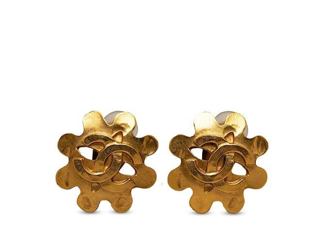 Clipe de flor Chanel CC dourado em brincos Banhado a ouro  ref.1191720