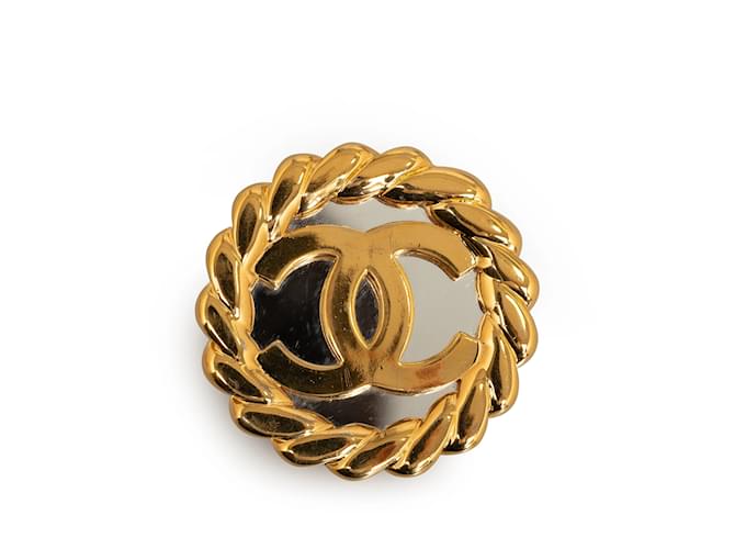 Broche redondo Chanel CC de oro Dorado Metal  ref.1191723