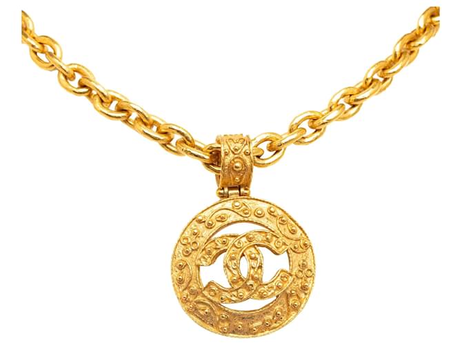 Collar con colgante redondo Chanel CC de oro Dorado Oro amarillo  ref.1191724