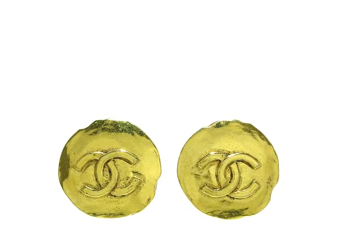 Boucles d'oreilles à clip Chanel CC dorées Plaqué or  ref.1191758