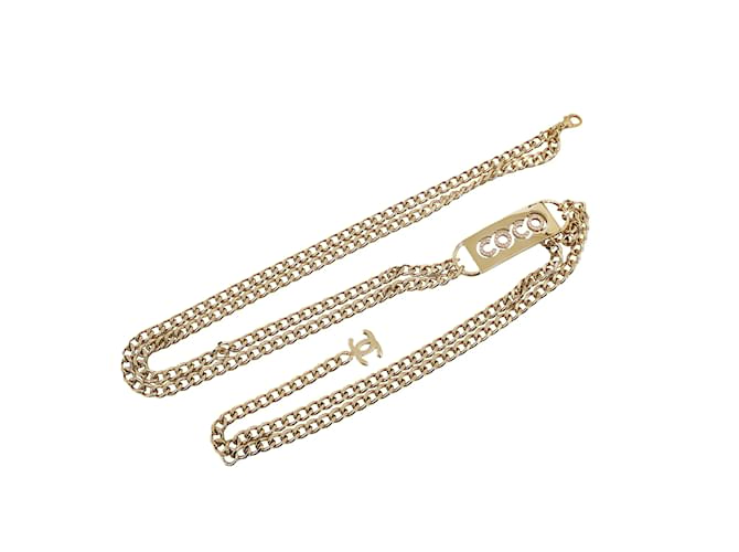 Cintura con maglie a catena con targhetta Coco con strass Chanel color oro D'oro Metallo  ref.1191847