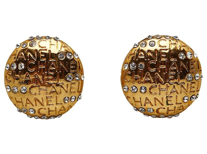 Clipe CC de strass dourado Chanel em brincos Metal Banhado a ouro  ref.1191975