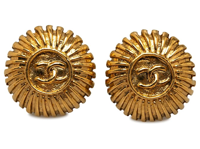 Chanel Gold CC Clip On Earrings Golden Metal Gold-plated  ref.1191988