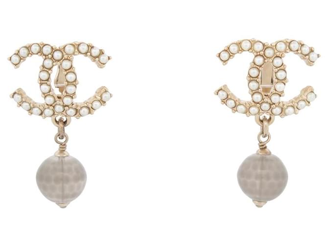 NEW CHANEL CC LOGO AND PEARL EARRINGS IN GOLD METAL NEW EARRINGS Golden  ref.1192038