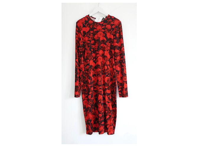 Vestido con estampado de rosas rojas de Givenchy